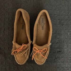Minnetonka shoes size 6